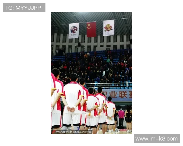 赛前升旗仪式上香港球员徐远征闭眼沉思引发热议